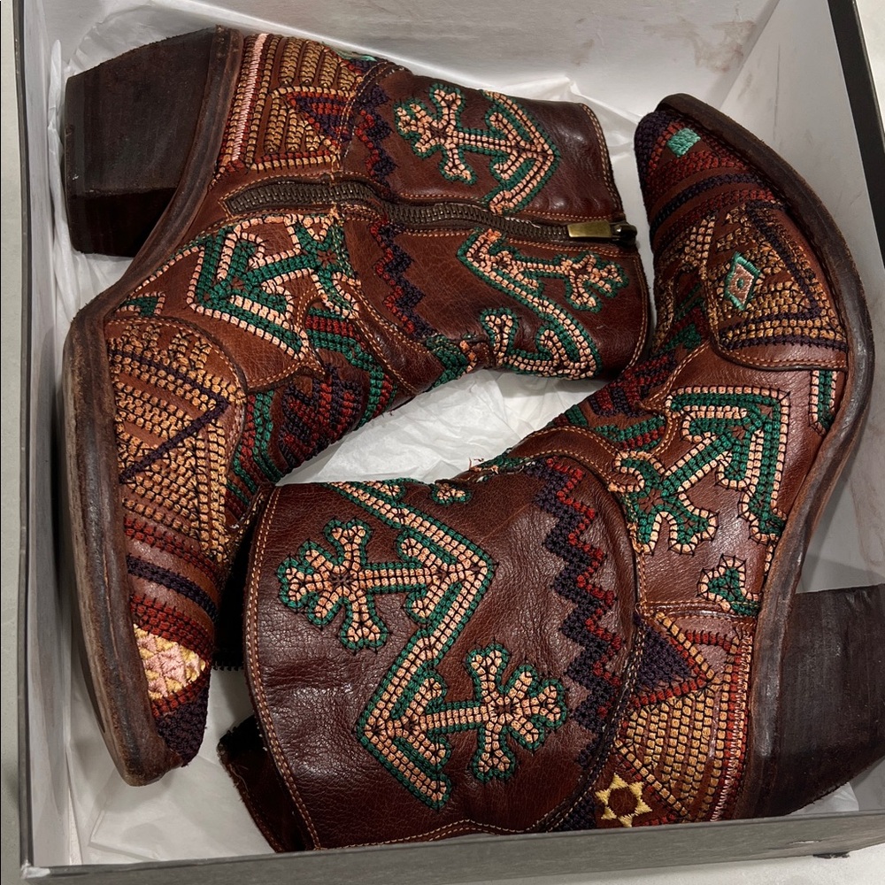 MarcoDelli Embroidered Heeled Boots